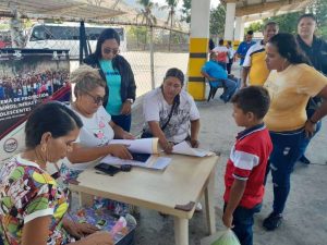 Tramitan permisos de viaje en el terminal de La Victoria