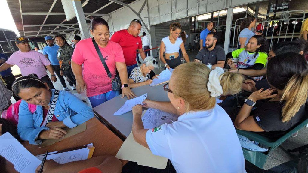 Tramitan permisos de viajes para niños en el terminal de Valencia
