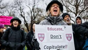 Trump amenaza revocar exención fiscal de Harvard por negarse a sus exigencias