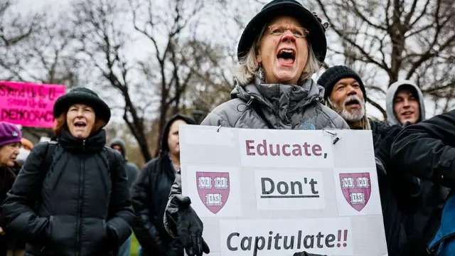 Trump amenaza revocar exención fiscal de Harvard por negarse a sus exigencias