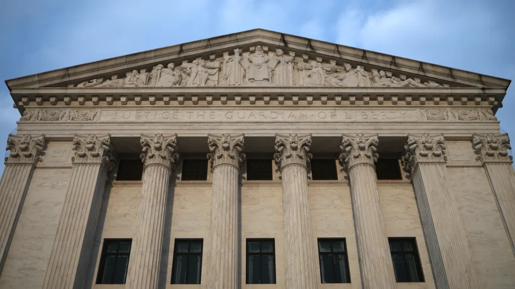 Trump persiste en limitar ciudadanía por nacimiento a hijos de migrantes