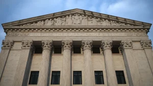 Trump persiste en limitar ciudadanía por nacimiento a hijos de migrantes