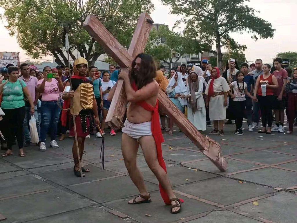 Tuyeros reviven Triduo Pascual con obra de Teatro "El Hijo de Dios"