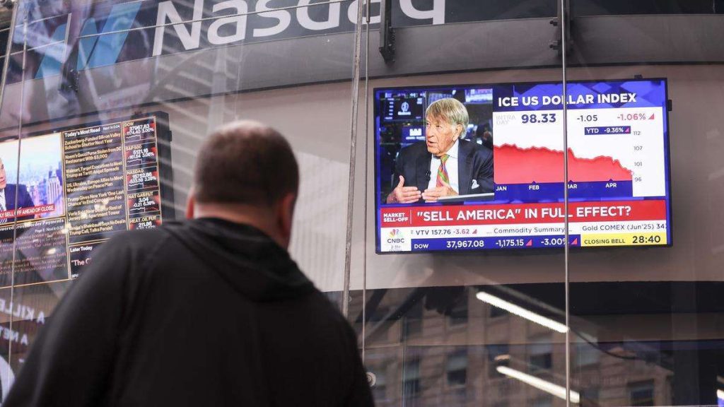 Wall Street en rojo mientras Trump sigue batalla contra la Reserva Federal