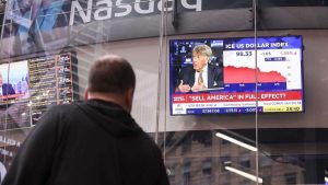 Wall Street en rojo mientras Trump sigue batalla contra la Reserva Federal