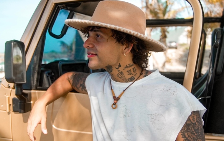 la nueva brisa musical que invita a disfrutar la playa y el sol