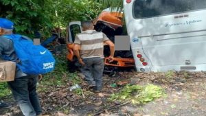 Dos autobuses chocaron de frente en carretera de Oriente dejando al menos seis muertos y 13 heridos