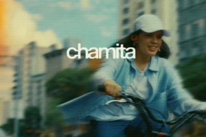 ¡El tiempo no espera por nadie! Con "Chamita" MARI 'La Carajita', nos invita a vivirnos el momento