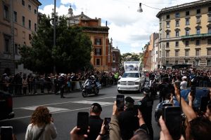 el Papa reformista que llegó "del fin del mundo" ya descansa en Roma