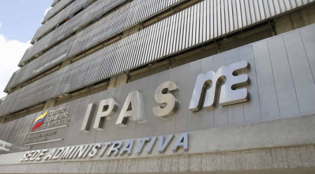 Ministro de Educación mostró los primeros lentes fabricados por el Ipasme para los docentes