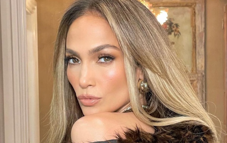 outfit rosa de látex y presentación en el GP de Fórmula 1