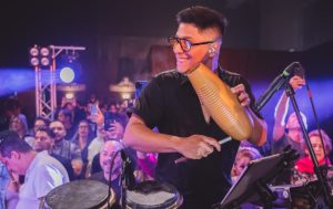 Percusionista venezolano nominado al Grammy Latino que acompaña a grandes estrellas de la música