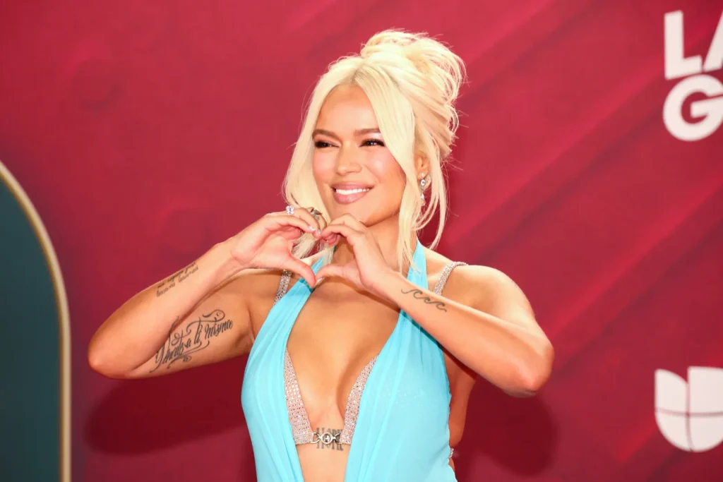 ¡Auch! Karol G sufre caída en cuatrimoto durante sus vacaciones en Jamaica (+FOTOS)