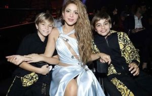 Shakira defiende a su hijo Sasha y demanda a influencer por comentarios ofensivos