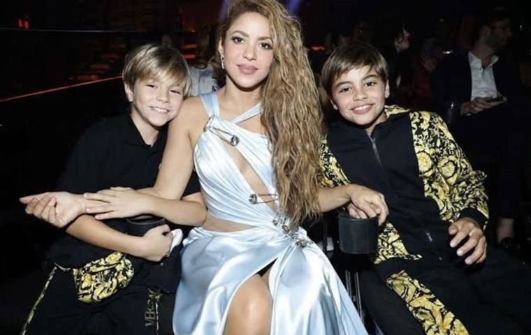 Shakira defiende a su hijo Sasha y demanda a influencer por comentarios ofensivos
