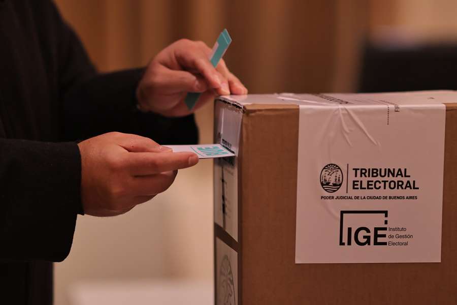 Cierran mesas en Buenos Aires e inicia escrutinio de legislativas