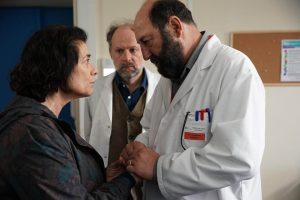 Un maestro del cine político hace un alegato por la dignidad y el respeto en la muerte. Pero Costa-Gavras deja a menudo a ‘El último suspiro’ necesitada de aire