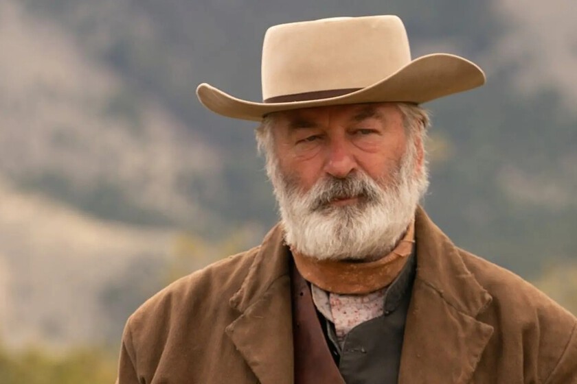 El western más polémico de los últimos años por fin se estrena. El director de 'Rust' explica por qué esa película del oeste fue "una mala decisión detrás de otra"