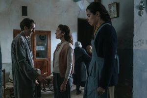 La Buena Letra (2025), crítica. La película elimina florituras del drama de posguerra para hacer una bella oda a las miradas y los gestos que no son reconocidos