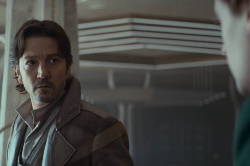 Casi nos quedamos sin el guiño más especial de 'Andor'. Tony Gilroy no se acordaba del lema rebelde que introdujo 'Rogue One'