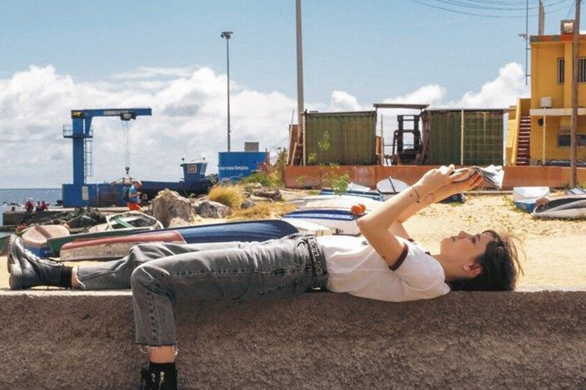 'El cuento del lobo' tiene un arranque estupendo, pero quiere hablar de tantas cosas que acaba convirtiéndose en una triste nadería