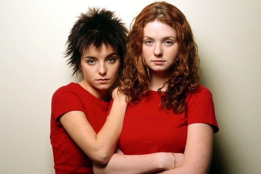 Qué fue de t.A.T.u. El dúo ruso que arrasó en Eurovisión con su falsa historia de amor y terminaron convirtiéndose en lo contrario que representaban