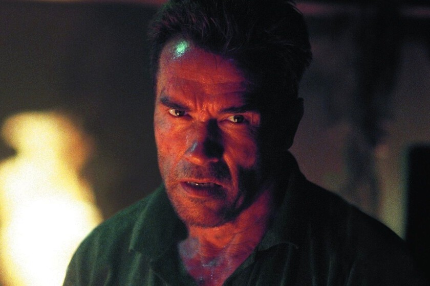 Hace 23 años se estrenó uno de los mayores fracasos de Arnold Schwarzenegger. Ahora esa película de acción arrasa en Netflix: 'Daño colateral'