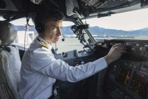 "Te enseñan un Power Point y eso es todo". Nathan Fielder ridiculiza la formación de los pilotos tras convertirse en uno en 'Los ensayos'