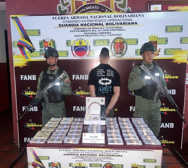 Agarraron a un hombre con 342 mil 200 dólares falsos