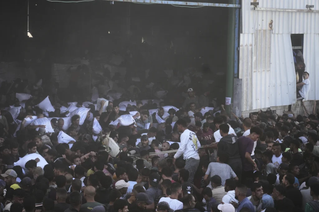 Mueren 4 palestinos al irrumpir multitud en un centro de alimentos de la ONU en Gaza