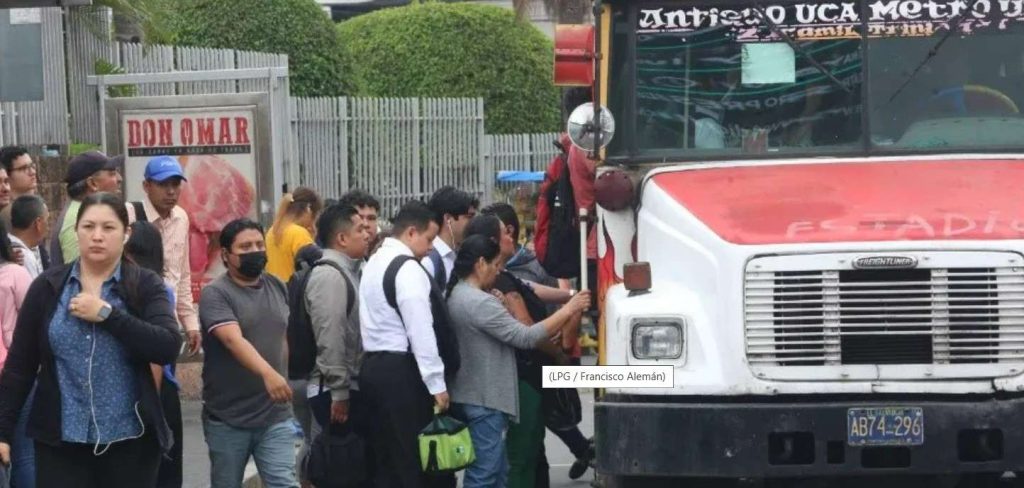 Bukele ordenó arresto de transportistas por no brindar servicio gratuito