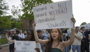 Juez detiene prohibición de Trump de aceptar estudiantes extranjeros en Harvard