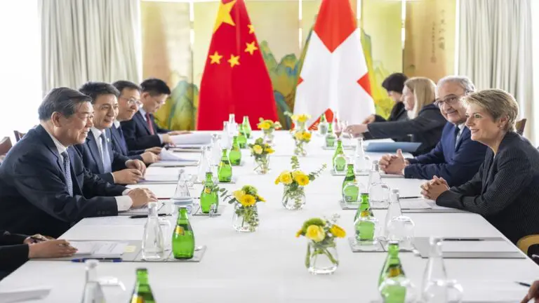 China y EEUU conversan en Suiza para aliviar guerra arancelaria