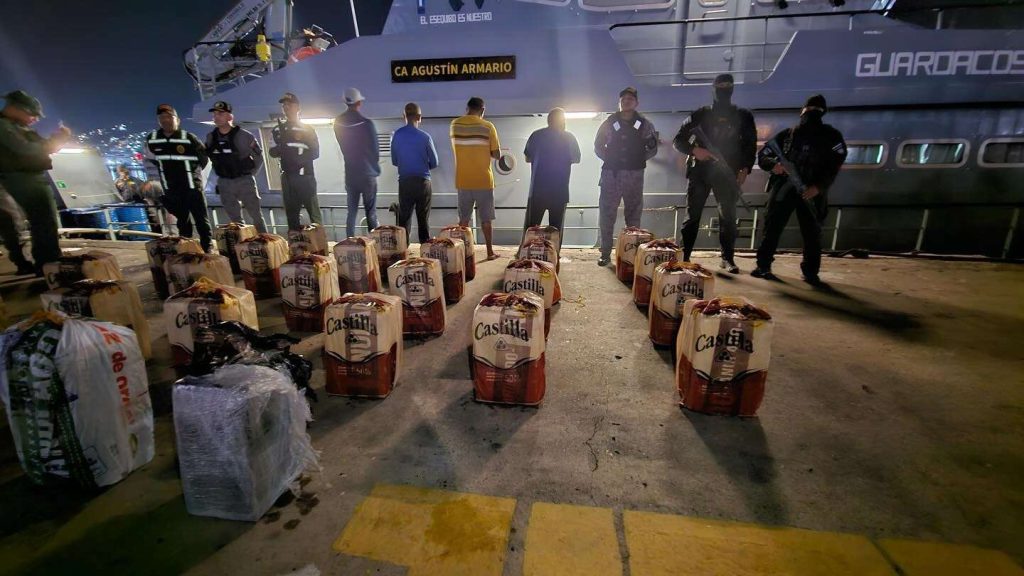 Cinco presos ligados a 700 kilos de cocaína incautados