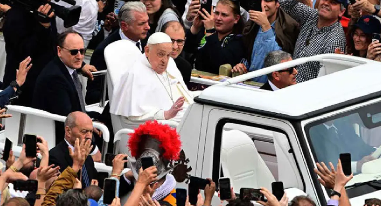 convertir su papamóvil en una clínica para niños en Gaza