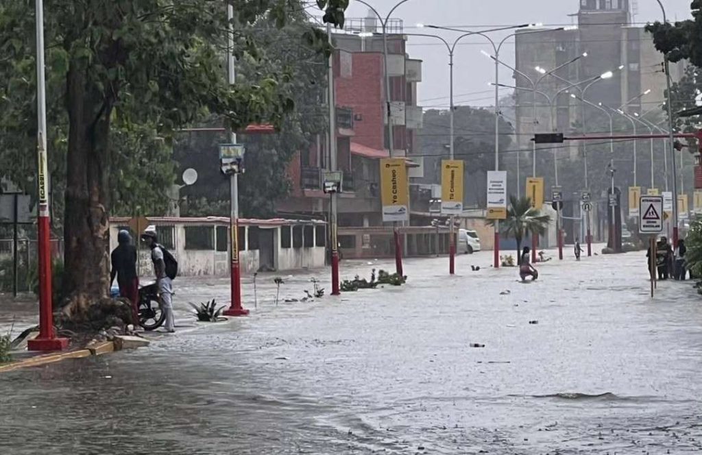 Colapsan drenajes en Acarigua-Araure por fuertes lluvias
