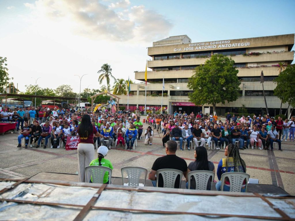 Comunas de Barcelona reciben 10 mil láminas del plan comunal de sustitución de techos