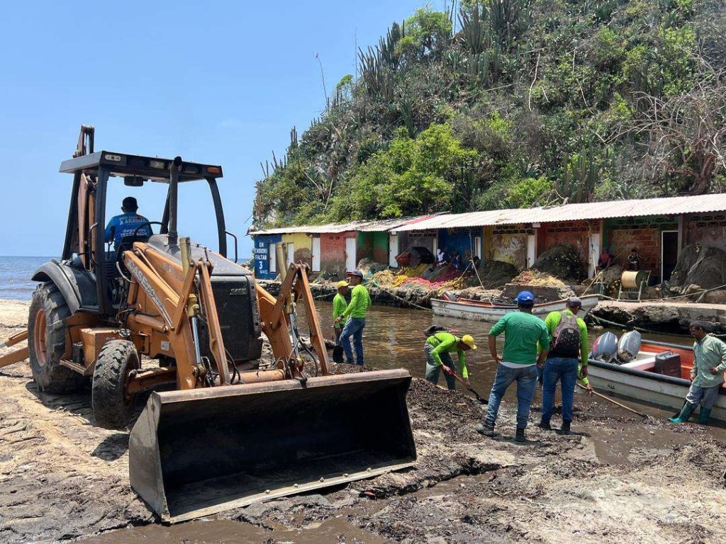 Con maquinaria pesada ejecutan limpieza y remoción de sedimentos en Choroní