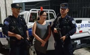Culpan a Bukele de detención arbitraria de defensora de DDHH