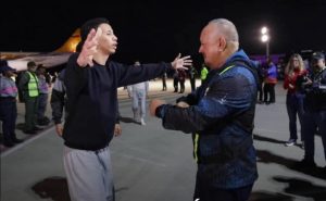 Cayó preso joven deportado de EEUU que abrazó a Diosdado Cabello cuando aterrizó en Venezuela