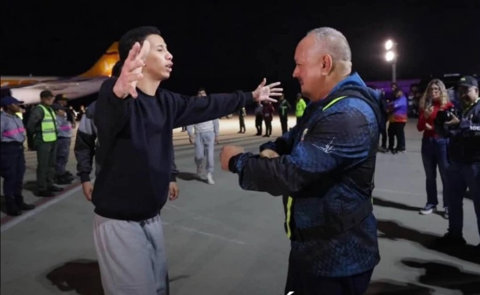 Cayó preso joven deportado de EEUU que abrazó a Diosdado Cabello cuando aterrizó en Venezuela