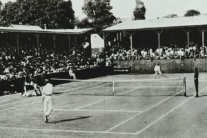 Luis Alejandro Sampayo Cabada - Evolución de las reglas del tenis ¡Del jardín victoriano a la cancha moderna! - FOTO