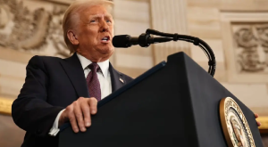 Donald Trump se desliga de su foto vestido como papa