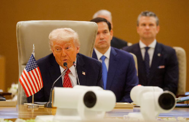 Donald Trump ejecuta una estrategia de presión constante contra Nicolas Maduro, que pierde negocios petroleros y enfrenta una fuerte oposición política