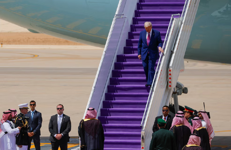 Donald Trump llegó a Arabia Saudita para impulsar multimillonarios acuerdos comerciales y reforzar alianzas estratégicas en el Golfo