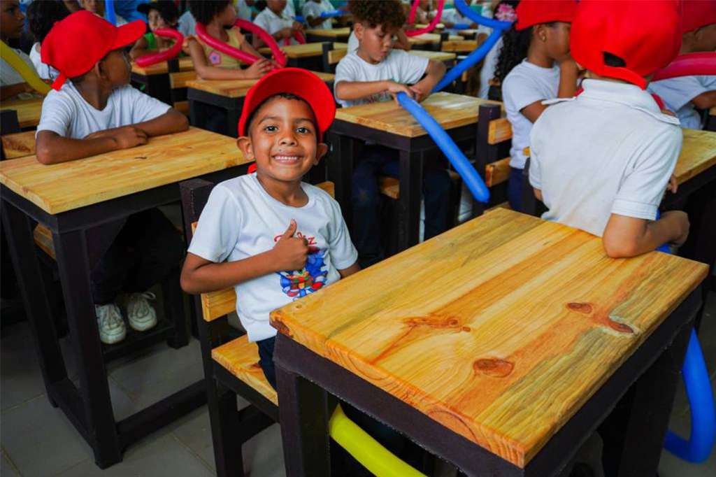 Donan mesas-sillas elaboradas con plástico a escuela en Carayaca