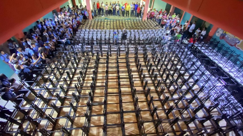 Dotan 600 mesas-sillas en escuela del municipio Sotillo en Monagas