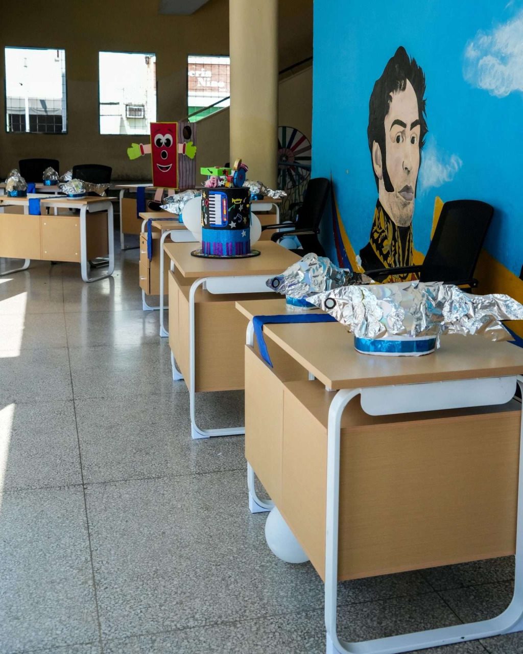 Dotan de equipos, mobiliario y uniformes escuelas de Anzoátegui