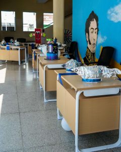 Dotan de equipos, mobiliario y uniformes escuelas de Anzoátegui