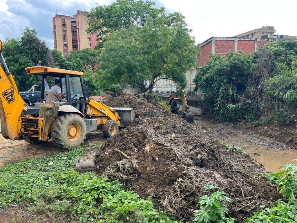 Efectúan dragado del río Tuy en Lecumberry de Cúa